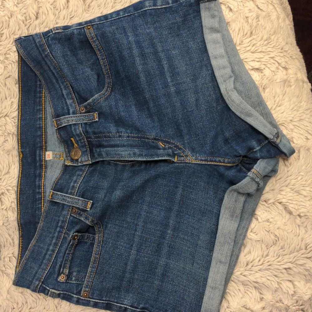 Levi’s fun, flirty dark blue denim jean shorts size 28